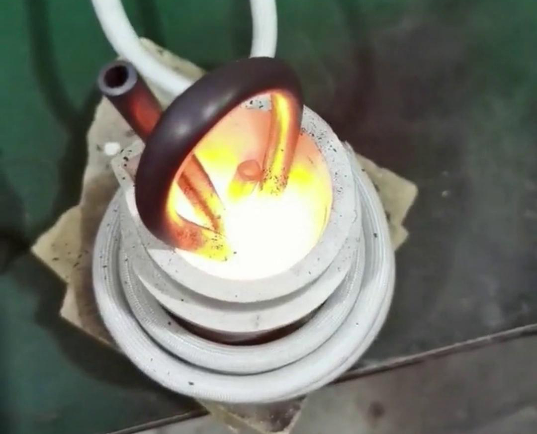 小型高频熔炼炉以其高效、精确、环保的特性成为诸多领域进行金属熔炼的优选设备