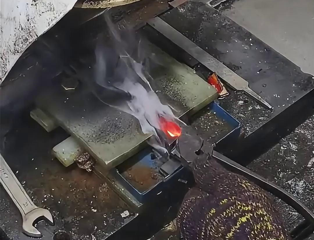 老虎钳口淬火就是使用高频淬火机快速加热，并在短时间内将其冷却