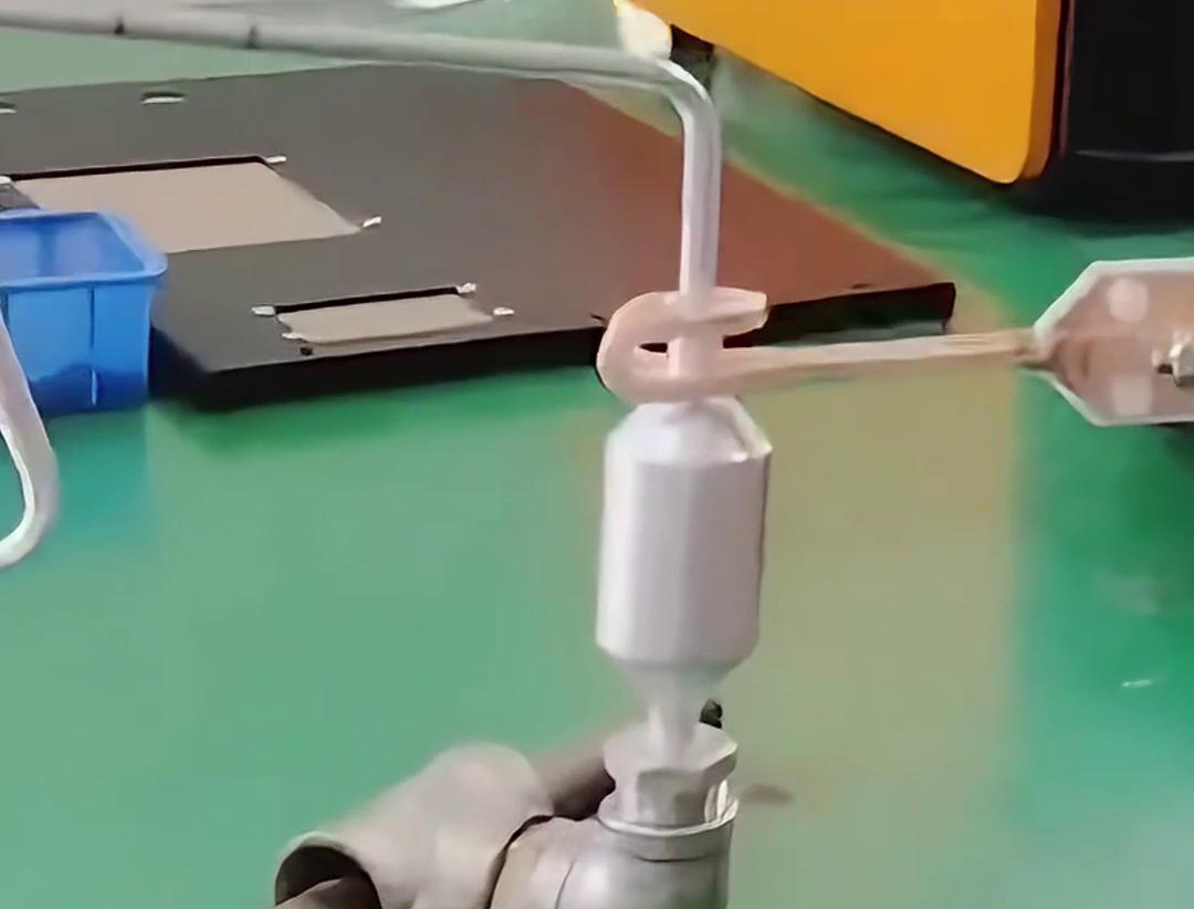 铝管铝储液器正在进行钎焊，用的是手持式高频91免费看黄下载焊机