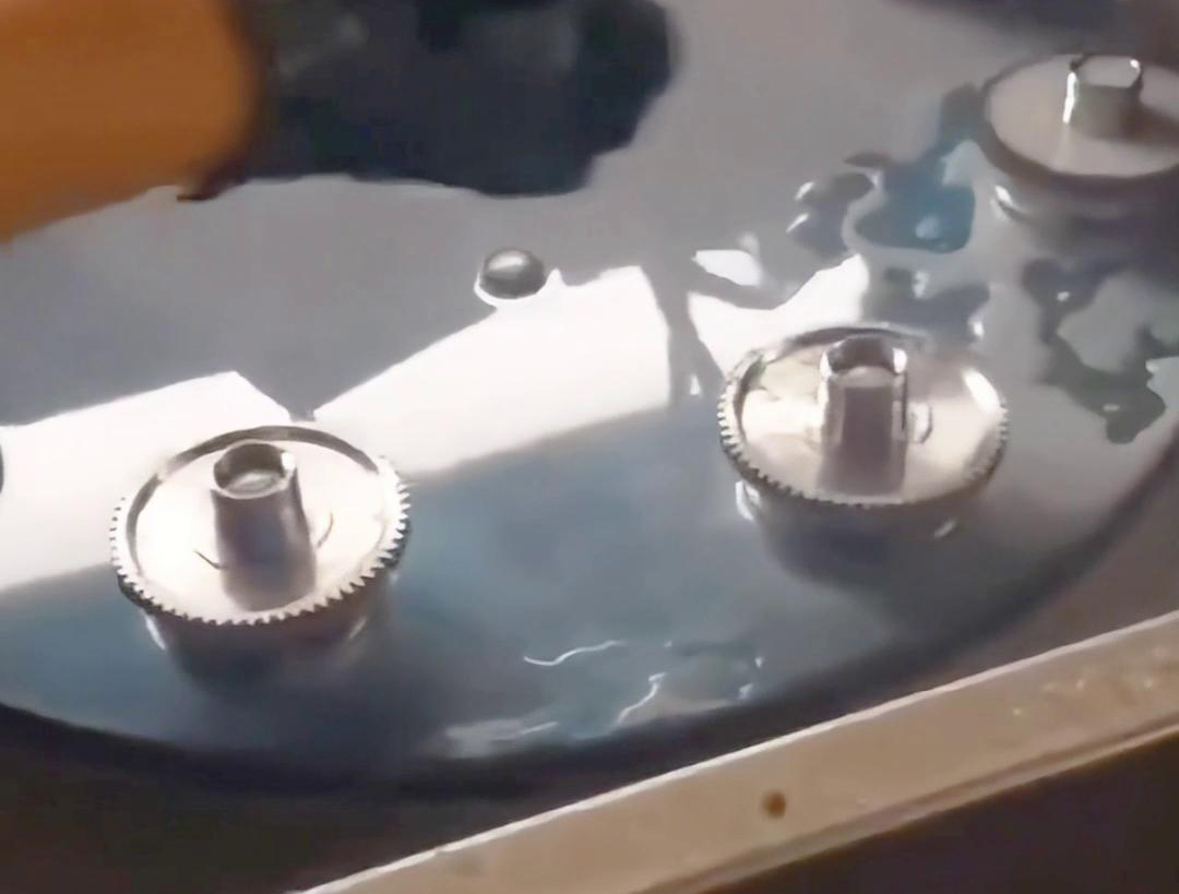 多工位齿轮淬火机床可以同时对多个齿轮进行淬火处理，提高生产效率