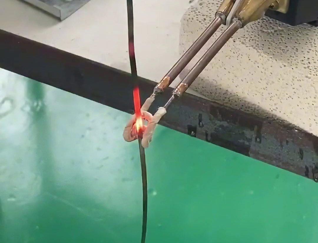 220V电压的超高频91免费看黄下载加热机对不锈钢线片加热退火热处理