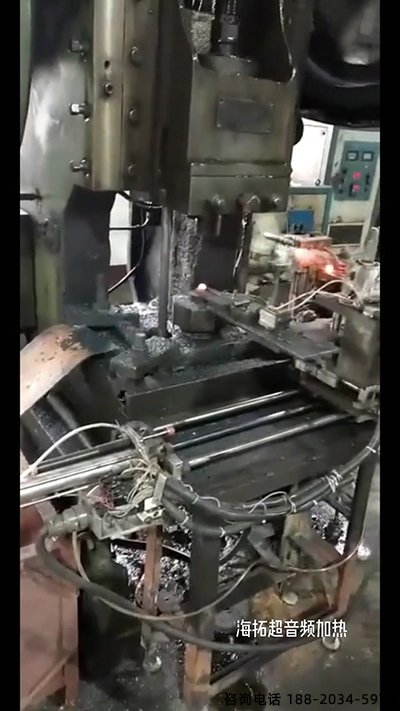 超音频91免费看黄下载加热设备配合机械传送带对加热铁棒锻造