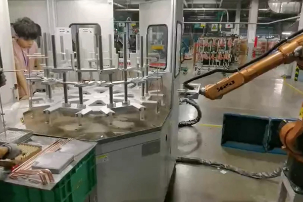 工厂实拍，配备机械手臂的高频钎焊设备焊接铜管